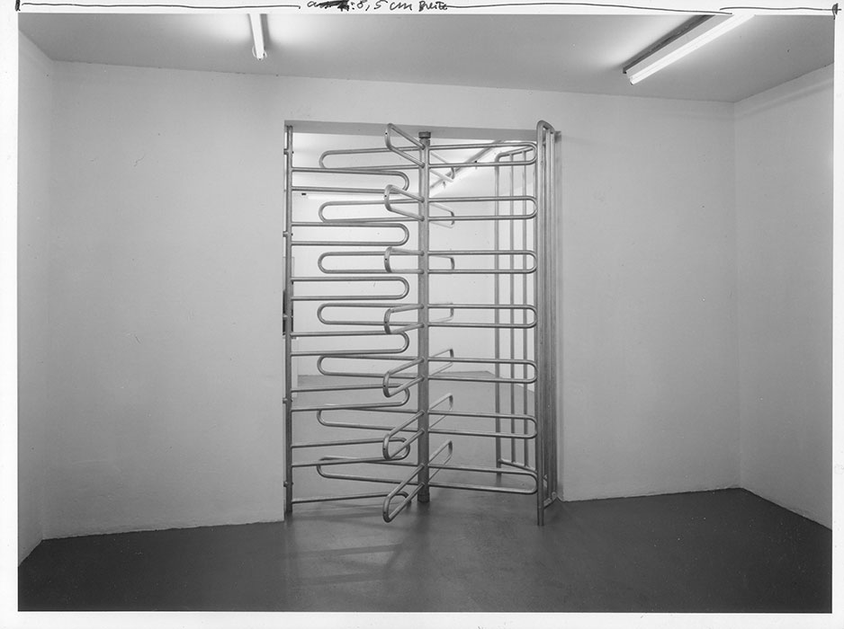 DEEDS_WORLD---Olaf-Metzel-in-Galerie-Fahnemnann-1991