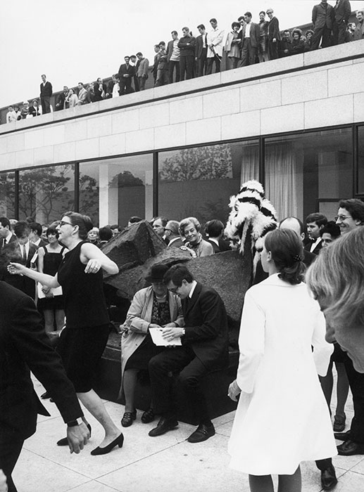 DEEDS.WORLD---Neue-Nationalgalerie-Eroeffnung-1968---Erster-Rundgang-Skulpturengarten-Klaus-Lehnartz