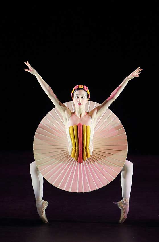 DEEDS.WORLD-07-das-triadische-ballett_rosa-reihe_marta-navarrete-villalba_wilfried-hosl_25949738357_o-min