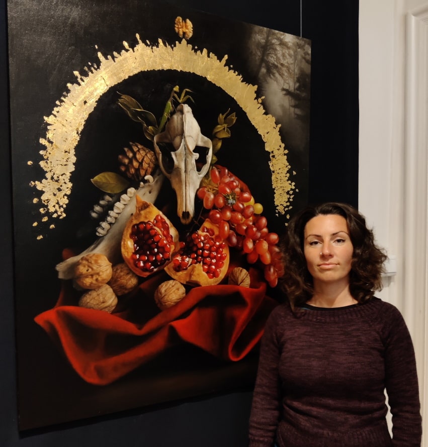 DEEDS WORLD - Interview Marina Apud Schneider in front of artwork at Galerie mutare - -c- Galerie Mutare